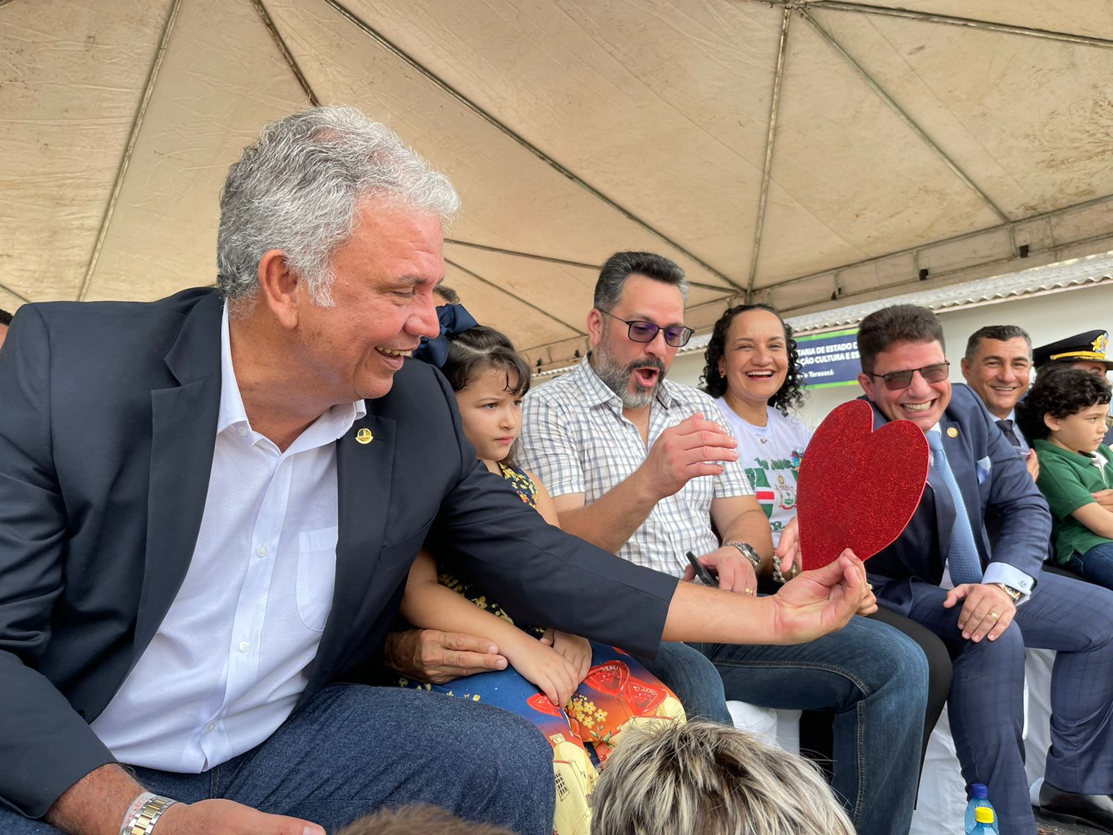 Em Tarauacá, Gladson entrega coraçãozinho vermelho a Petecão e Alan reage com cara de espanto